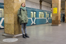 Anna waiting in the metro for Sergei.