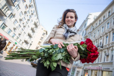 Liza was given a bunch of roses by a friend.