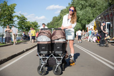 Rada was rollerblading with her 5 month-old twin daughters at a Moscow park.